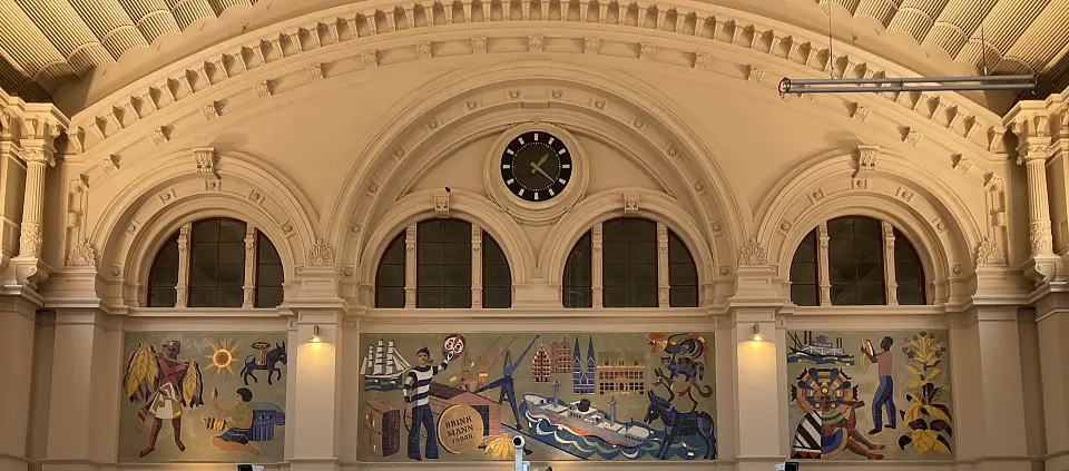 Gesamtansicht des Brinkmann-Mosaiks im Hauptbahnhof Bremen.