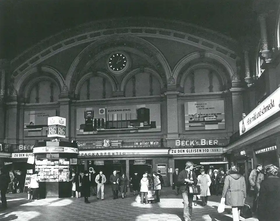 The lobby at the time of 1984: The mosaic is covered by a similar arranged Klöckner-commercial. The gallery is still there.