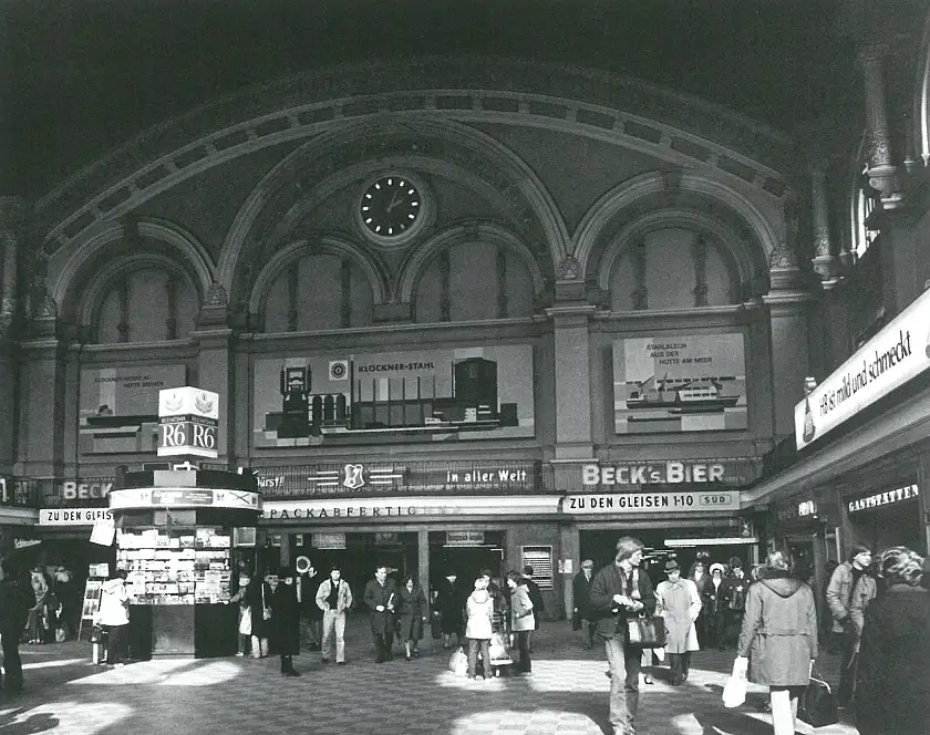Die Empfangshalle um 1984: das Mosaik ist durch eine ähnlich angeordnete Klöckner-Werbung verdeckt, die Empore ist noch vorhanden.