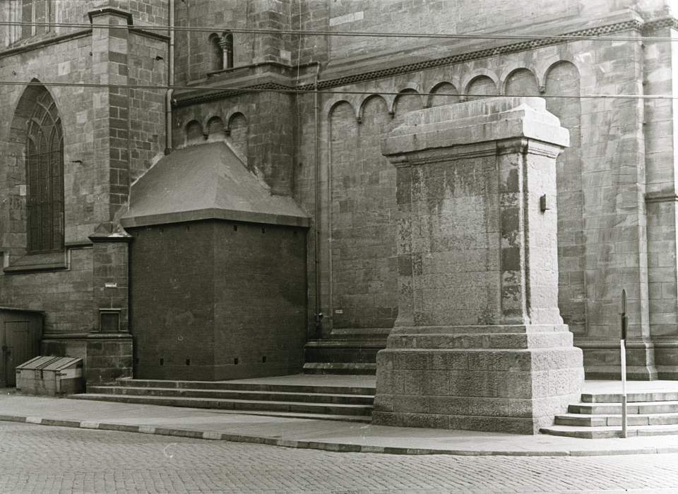 The empty plinth and the memorial walled into a niche in 1942.