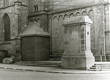 Der leere Sockel und das in einer Nische eingemauerte Denkmal 1942.