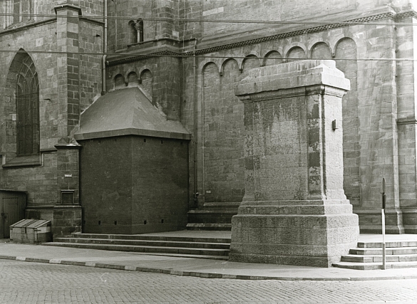 Der leere Sockel und das in einer Nische eingemauerte Denkmal 1942.