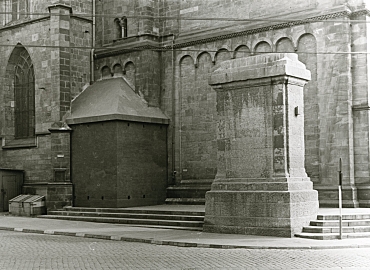 Der leere Sockel und das in einer Nische eingemauerte Denkmal 1942.