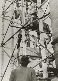 Die Wiedererrichtung des Bismarck-Denkmals 1953.