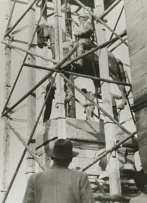 Die Wiedererrichtung des Bismarck-Denkmals 1953.