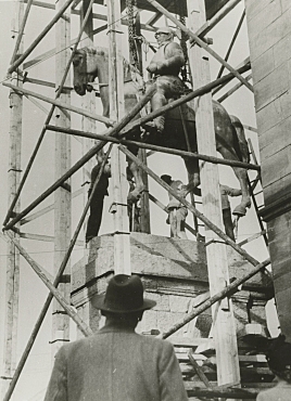 Die Wiedererrichtung des Bismarck-Denkmals 1953.