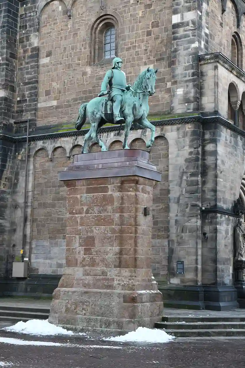 Das sanierte Bismarck-Denkmal mit der neuen Sockelabdeckung 2024. Foto: Landesamt für Denkmalpflege