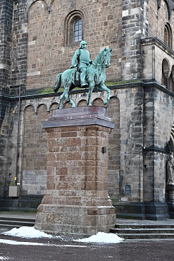 Das sanierte Bismarck-Denkmal mit der neuen Sockelabdeckung 2024.