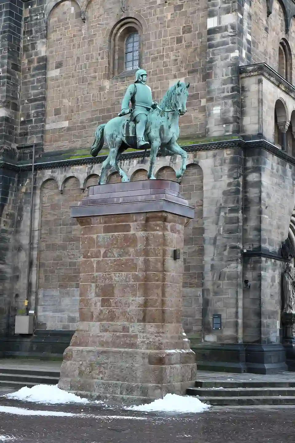 Das sanierte Bismarck-Denkmal mit der neuen Sockelabdeckung 2024.