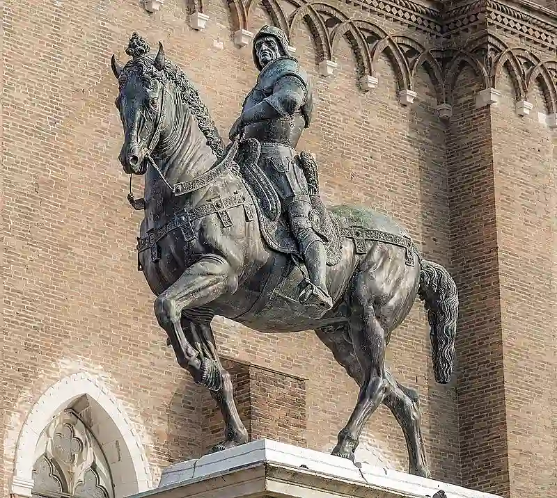 Andrea del Veroccios Reiterstandbild des Bartolommeo Colleoni in Venedig vor der Kirche Giovanni e Paolo.
