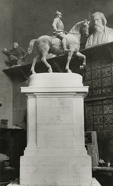 Gipsmodell des Bremer Bismarck-Denkmals in der Werkstatt des Bildhauers Adolf von Hildebrand, München 1908.