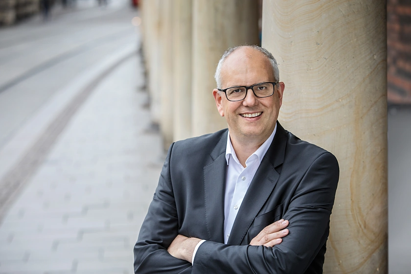 Bild vom Bürgermeister vor dem Marktplatz