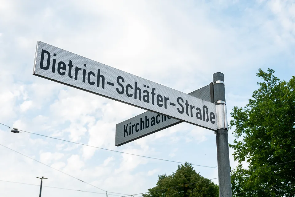 Stra&szlig;enschild Dietrich-Sch&auml;fer-Stra&szlig;e