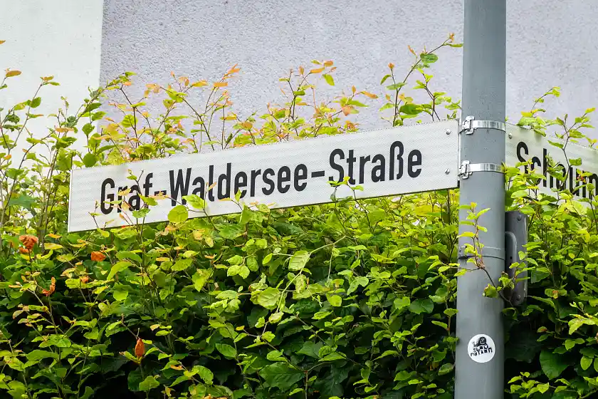 Straßenschild Graf-Waldersee-Straße