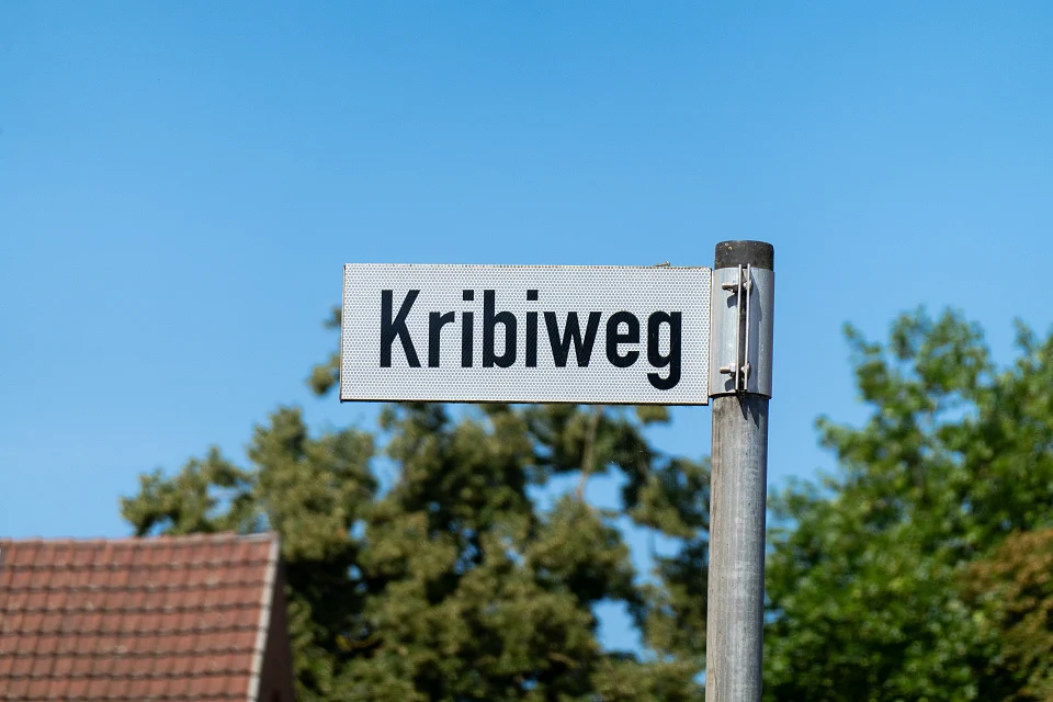 Stra&szlig;enschild Kribiweg
