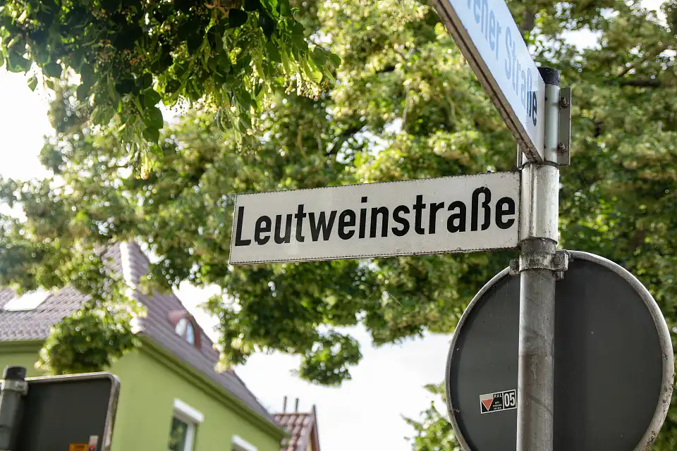 Stra&szlig;enschild Leutweinstra&szlig;e