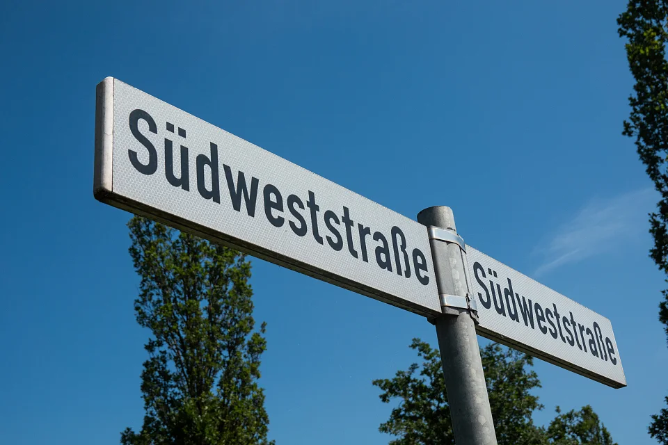 Straßenschild Südweststraße