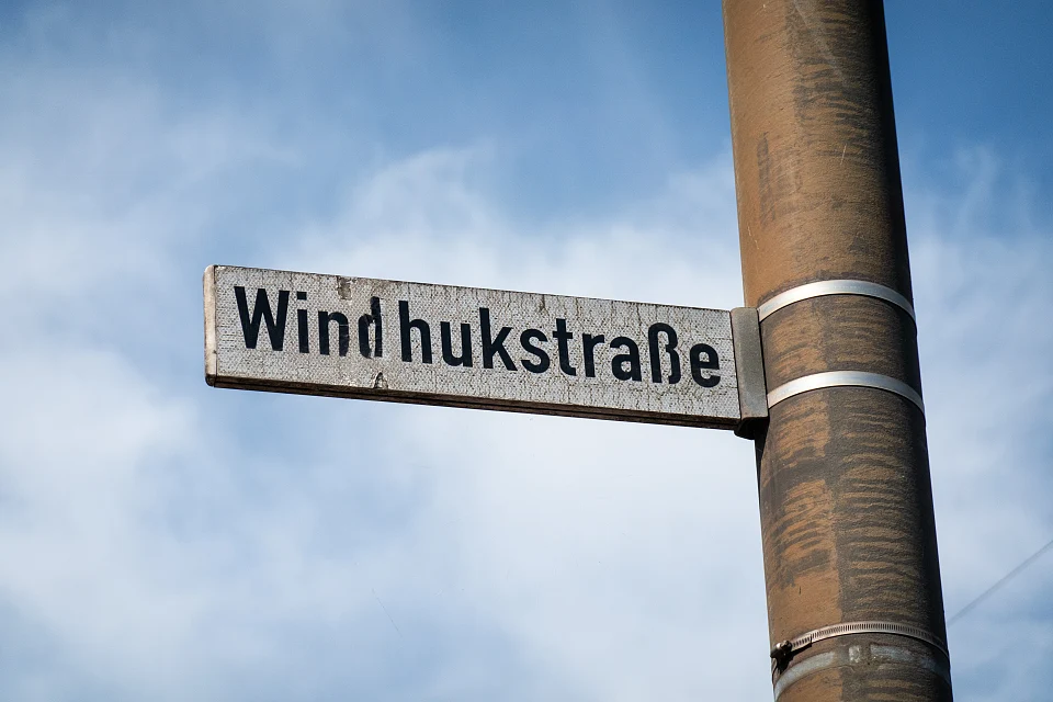 Stra&szlig;enschild Windhukstra&szlig;e