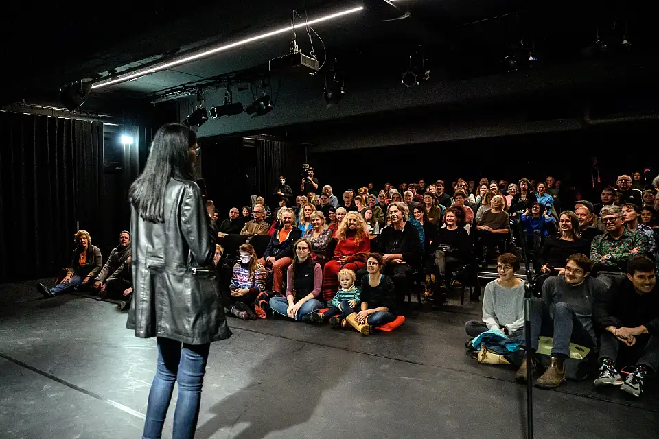 Kulturstaatsr&auml;tin Carmen Emigholz begr&uuml;&szlig;t die G&auml;ste