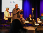 Staatsrat Stührenberg spricht auf der Veranstaltung von i2b zur Gendergerechtigkeit
