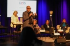 Staatsrat Stührenberg spricht auf der Veranstaltung von i2b zur Gendergerechtigkeit