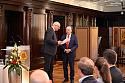 Bürgermeister Andreas Bovenschulte dankte dem ehemaligen Landesarchäologen Prof. Georg Skalecki für seine Arbeit. Foto: Senatspressestelle