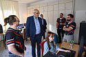 Ließ sich in die E-Sports-Szene einführen: Bürgermeister Andreas Bovenschulte (2. von links) mit Mareike Neysters (am Rechner, Mitglied und Spielerin League Of Legends), Till Simolka (links, Leiter League Of Legends), Alessandro Bünnagel (rechts, Vorsitzender und Gründungsmitglied) und Christoph Lüken (2. von rechts, Schatzmeister und Gründungsmitglied).