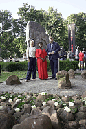 Zur Gedenkstunde sprachen unter anderem (von rechts) Bürgermeister Björn Fecker, die namibische Sängerin und Schauspielerin Natascha Kitavi (Windhoek) sowie Kim Mira Meyer, Artistic Director der Momentbühne e.V.
