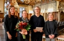 Bei der Preisverleihung (v.l.n.r.): Mirjam Verhey (Kustodin des Gerhard-Marcks-Hauses), die Ausgezeichneten Heike Mutter und Ulrich Genth sowie Rose Pfister (Vorstand Stiftung Bremer Bildhauerpreis). Foto: Senatspressestelle