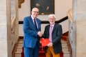 Bürgermeister Andreas Bovenschulte (links) übergab Konrad Elmshäuser die Entlassungsurkunde. Foto: Senatspressestelle