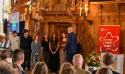 Bürgermeister Andreas Bovenschulte übereicht einen Senatspreis an die Oberschule an der Lerchenstraße. Foto: Senatspressestelle
