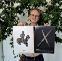 Dr. Dieter Bischop mit dem Fotokalender zu archäologischen Funden unter der Kulturmeile, der ab Oktober zu erhalten ist.